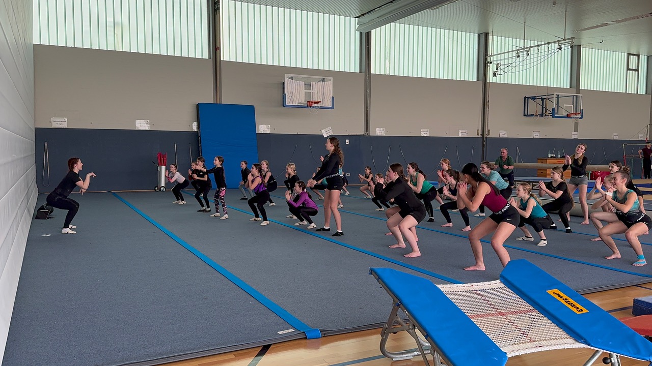 Zumba als Aufwärmtraining mit Trainerin Maya Diebel. Alle hatten viel Spaß dabei