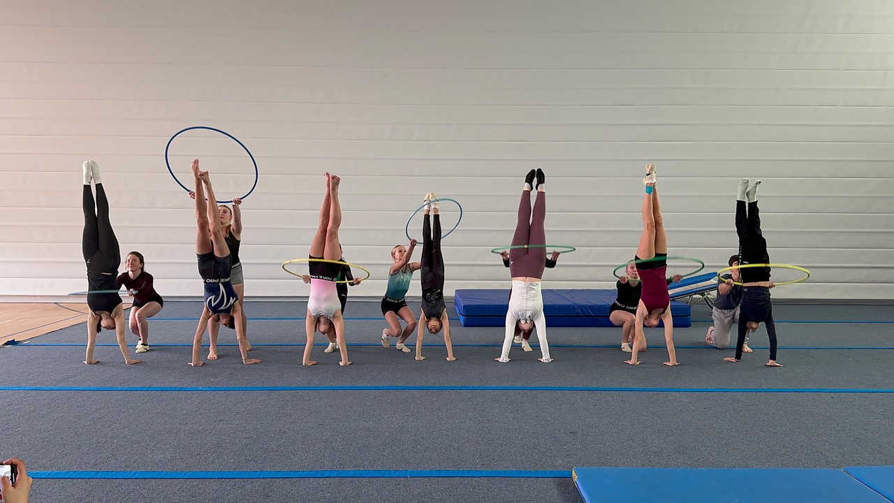Handstand Wettbewerb bei den Älteren
