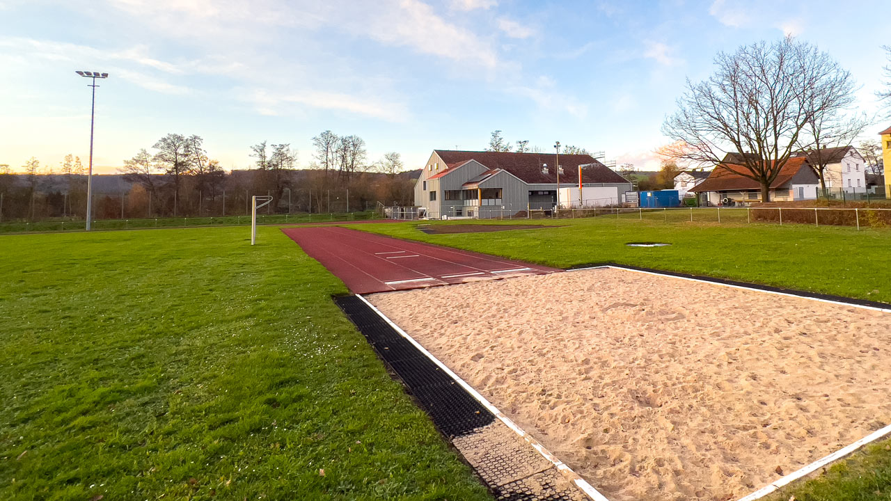 Turnhalle (MZH) und Sportgelände in Glauberg - Glauburg 