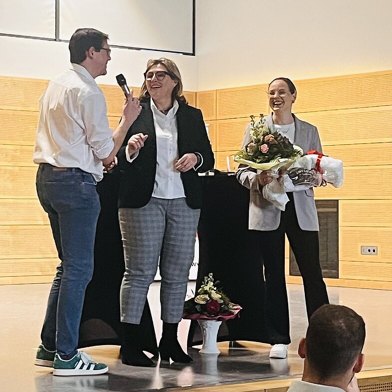 Sarah Voss und Turngau WV Vorstand bei Eintracht Glauberg - Turnen