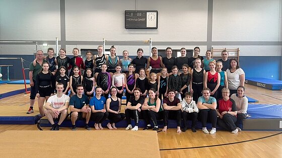 Alle 42 Teilnehmer des Turn Camps in der Turnhalle des HTV in Alsfeld