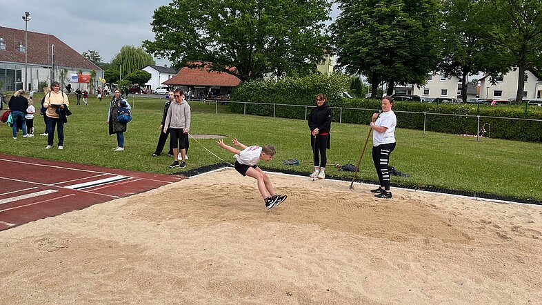 Weitsprung Anturnen 2025 - Kinder Leichtathletik im Verein Glauburg