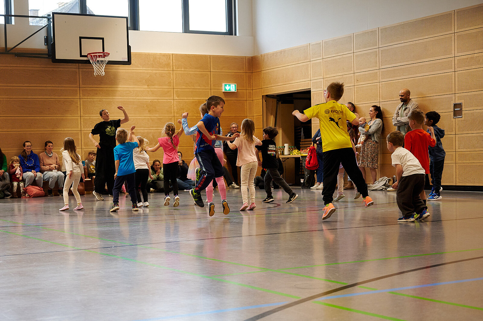  Kids tanzen und Eltern sind Zuschauer