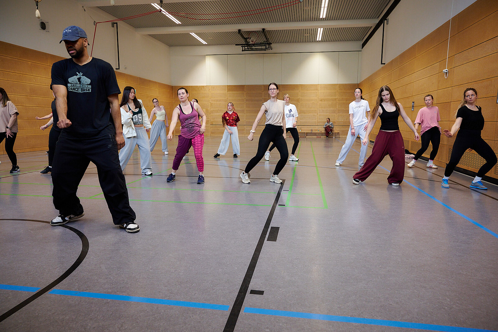 Schritte lernen Jungendliche und Erwachsene