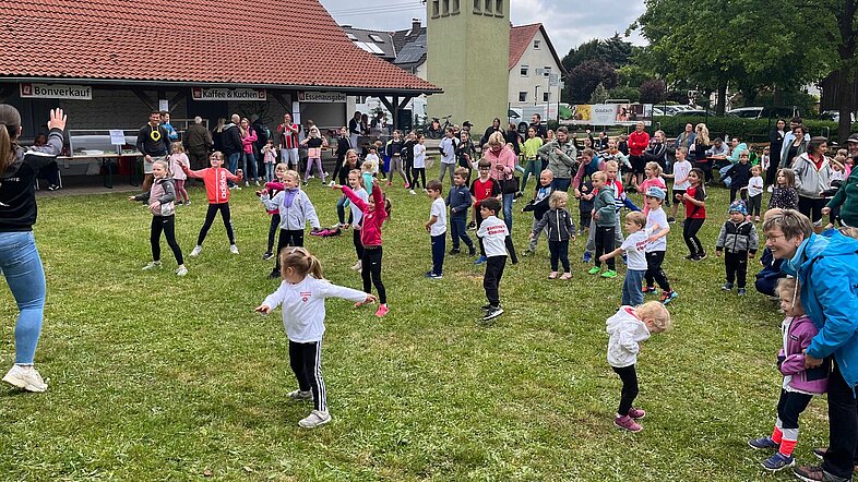 Kinder Tanzen bei der Eintracht Glauberg