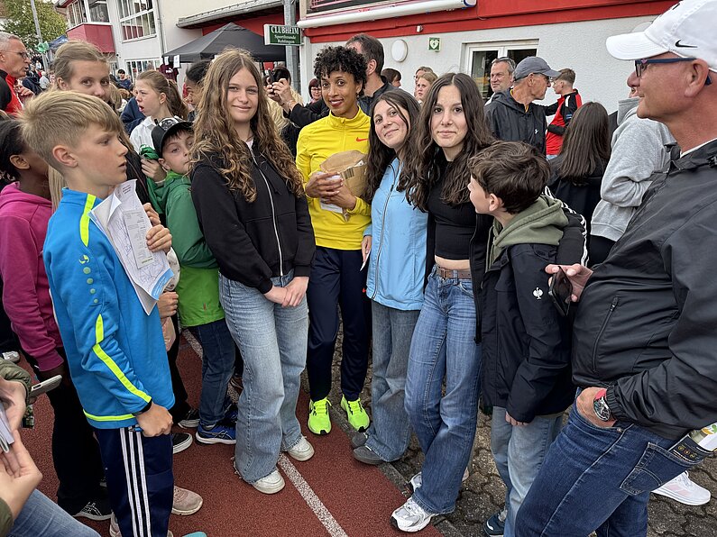 Malaika Mihambo mit den Leichtathletik-Kids der Eintracht Glauberg