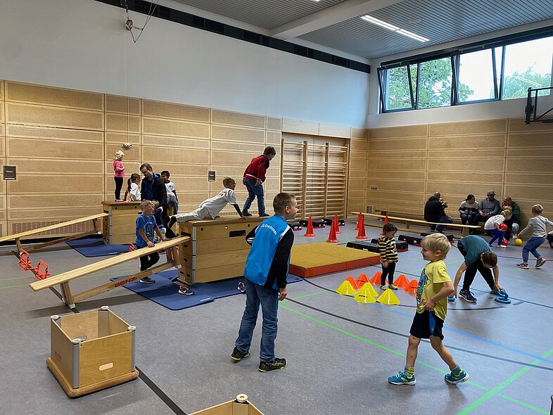 Sport in der Turnhalle Glauberg am Sportfest