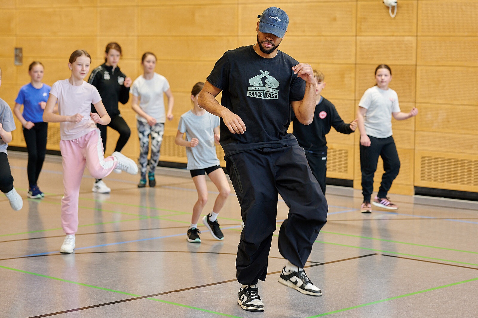Jugendliche beim Tanzen lernen Schritte zusammen