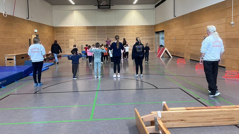 Sporttag Kita Regenbogen Glauburg, bei der Eintracht Glauberg